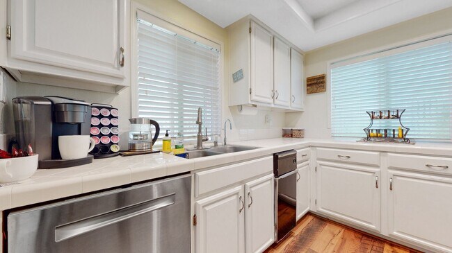 Building Photo - Charming 2-bedroom in Redwood Shores - $3,995/mo