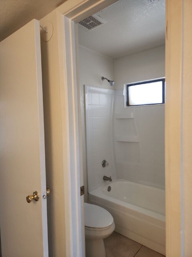 Building Photo - "Charming 2-Bed/1-bath in Phoenix with Cozy 704 Sq Ft Layout – Your Perfect Retreat in Phoenix!" ...