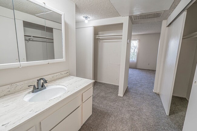 Building Photo - Cozy 2 Bedroom Condo in Valencia!