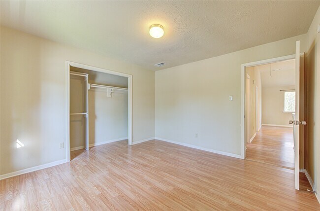 Building Photo - 13030 Richmond Ave