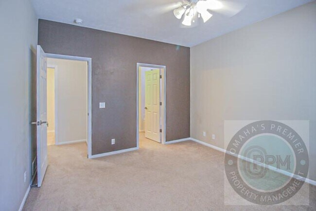 Building Photo - Deposit Special: $500 off rent! Beautiful ...