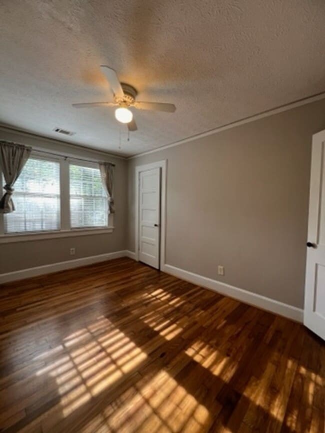 Building Photo - Adorable 3 Bedroom/2 Bath Home located in ...