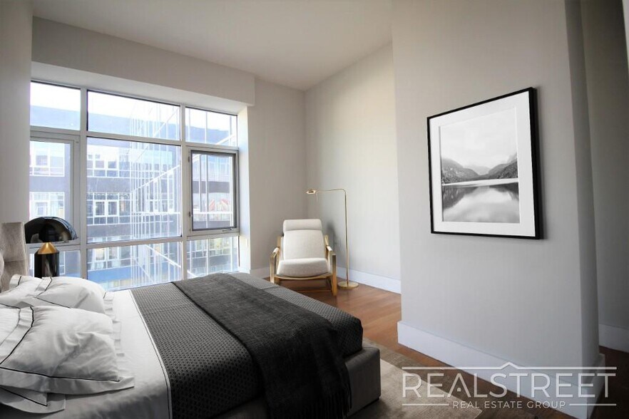 Building Photo - LUXURY 3 BR 2 Bath in Queens!