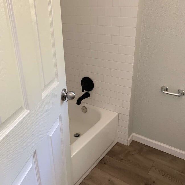 Building Photo - 505 E Heron St