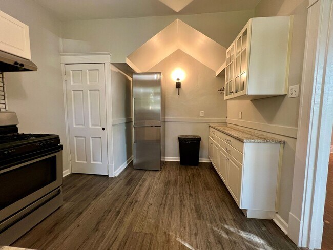 Building Photo - 6114 Columbia Ave