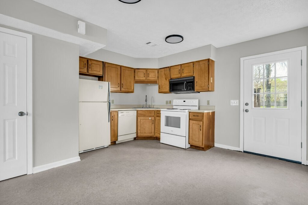 Building Photo - 452 W Broad St