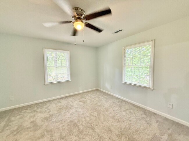 Building Photo - **OFFERING RENT PROMOTION FOR FIRST 6 MONT...