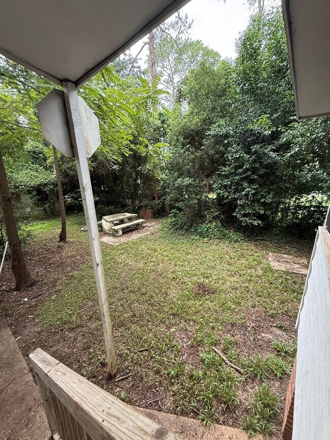 Building Photo - 4 Bed 2 Bath House with Bonus Room and Fen...