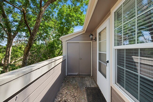 Building Photo - Beautiful 2 Bed 2 Bath Townhouse in Otero Ridge