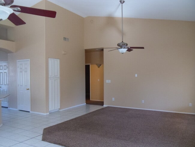 Building Photo - 3 bed 2 bath single level house in core Ch...