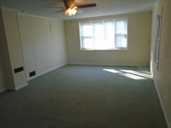 Building Photo - 3 Bedroom 2 Full Bathroom, Brick, Tri-Level Home in Mill Creek Farms Available Now!