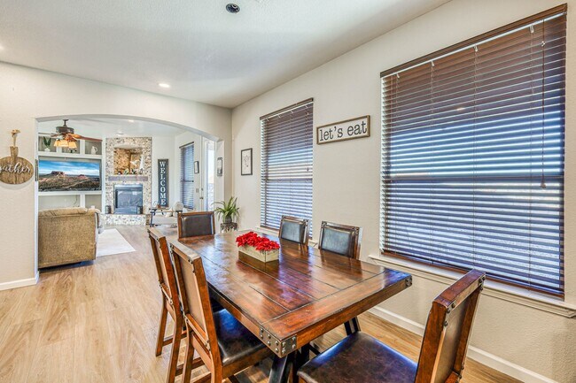 Building Photo - Beautiful Westside home FURNISHED with 4 b...