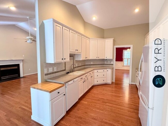 Building Photo - 423 Elm Creek Dr