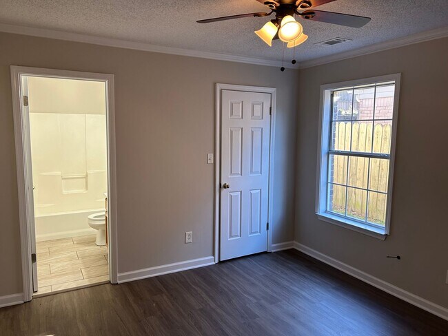 Building Photo - 7122 Village Ln