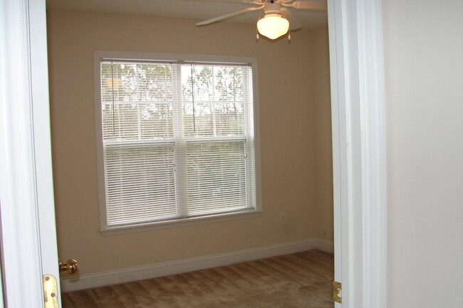 Building Photo - Beautiful Town Home in Tucker Creek