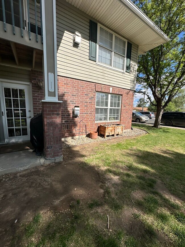 Building Photo - Amazing Ground Level 2 Bedroom!