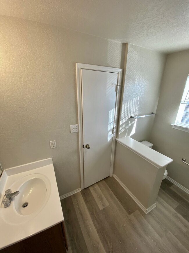 Building Photo - Beautiful 4 Bedroom