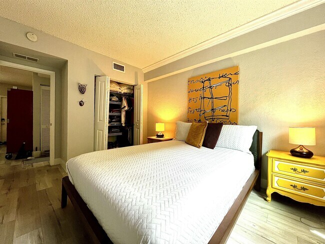 Building Photo - 2660 NE 8th Ave