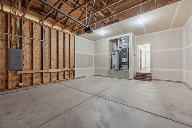 Building Photo - 3 bed 2 bath Crown Pointe Neighborhood wit...