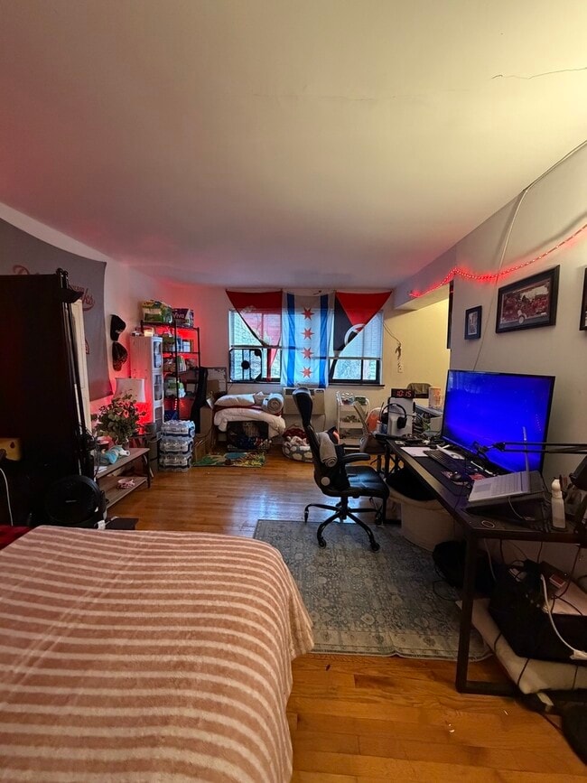 Building Photo - 541 W Oakdale Ave