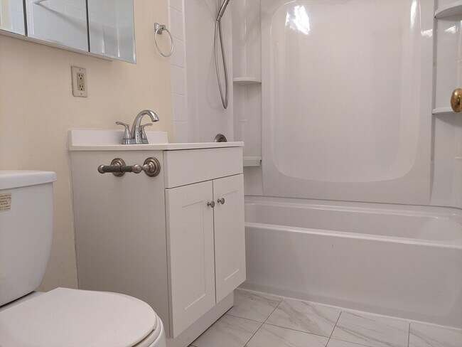 Building Photo - 26 Kenmar Dr