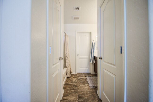 Building Photo - Cooley Station Stunning 3 bedroom!