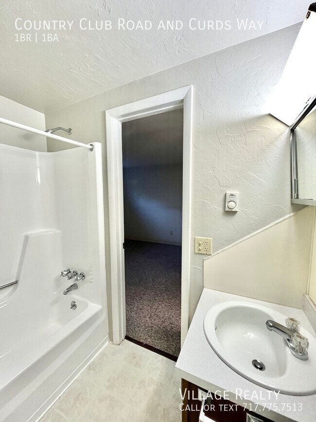 Building Photo - 613 Country Club Rd