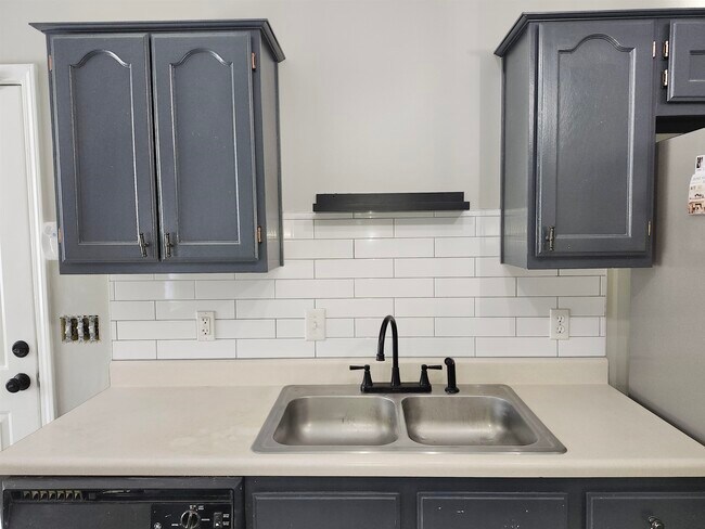 Building Photo - 9410 Garden Woods Dr