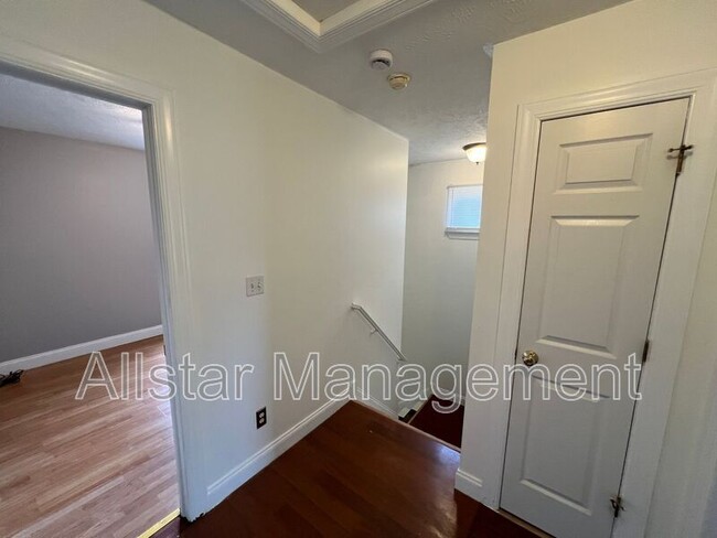 Building Photo - 10631 Englewood Ave