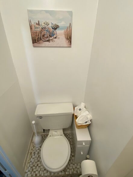 Private Bathroom - 8371 Stationhouse Ct