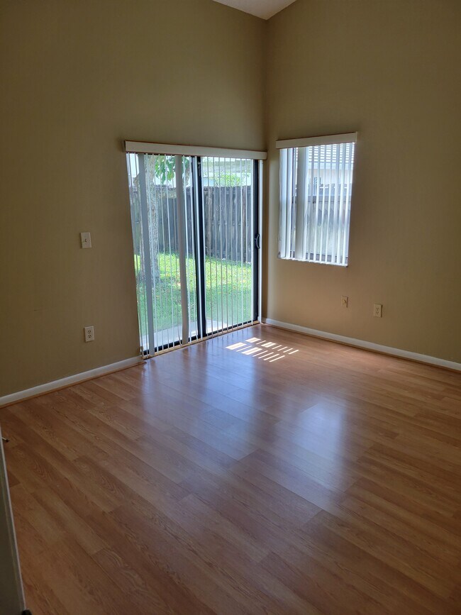 Building Photo - 5881 Chester Ln