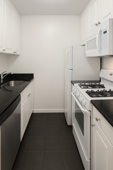 Building Photo - 350 W 46th St