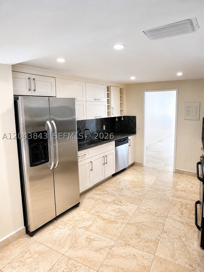 Building Photo - 5255 Collins Ave