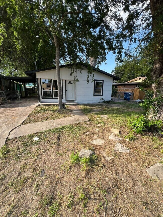 Building Photo - Charming 3-Bed Home with Great Transit, Sc...