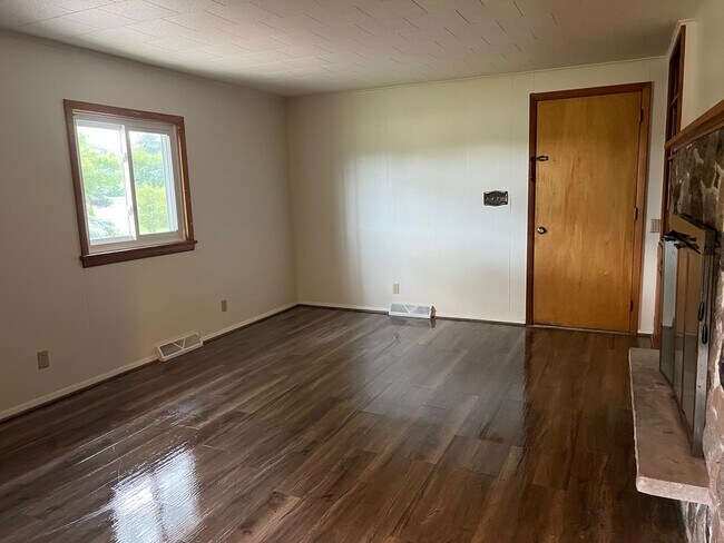 Building Photo - W210N11785 Hilltop Dr