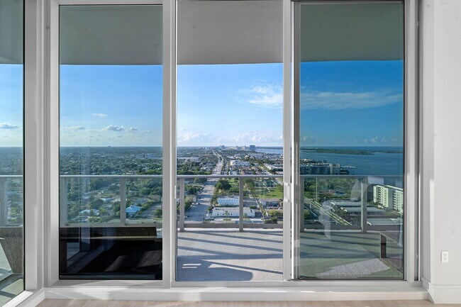 Building Photo - 220 Lake Shore Dr