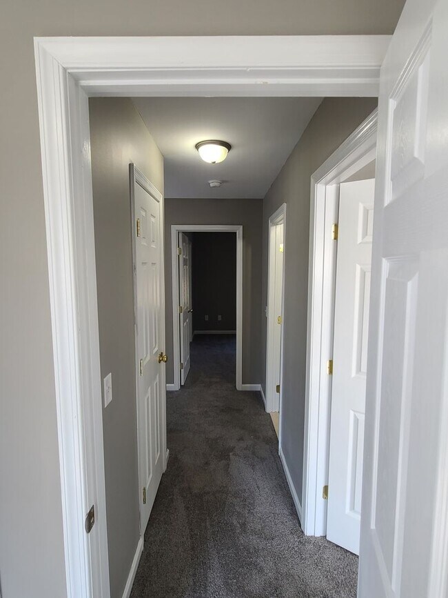 Building Photo - 3 bedroom,  2 1/2 bath town home in Waynesboro PA END UNIT