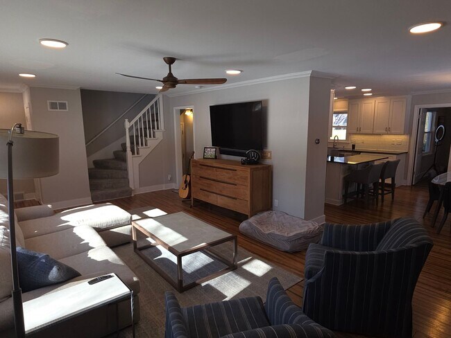 Building Photo - Updated 3-Bedroom Single- Family Home in Fox Point