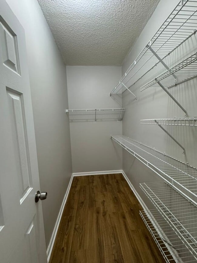 Building Photo - This 1.5  story, all brick, 3 bedroom, 2 bath, Bonus room upstairs & a 2 car garage with great st...