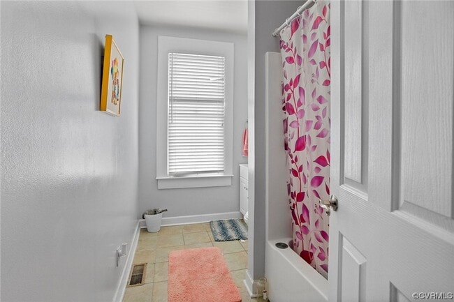 Building Photo - Huge 5 Bedroom House Next to VCU With Off ...