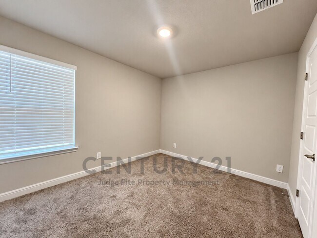 Building Photo - 606 Capstone Cir