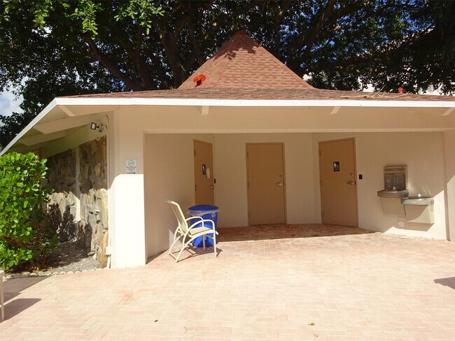 Building Photo - 2801 N Palm Aire Dr