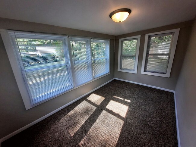 Building Photo - Two Bedroom with rear sun room bonus room,...