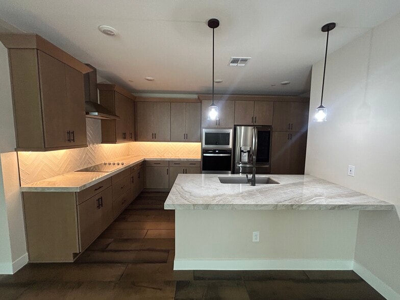 Building Photo - 2121 W Sonoran Desert Dr