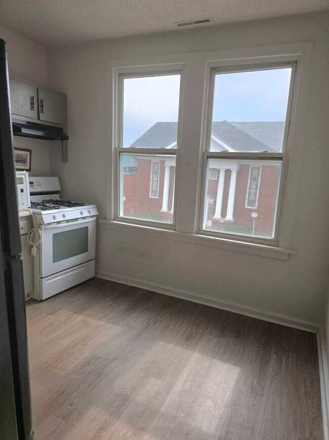 Building Photo - 301 E Lorena Ave