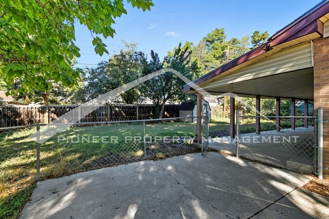 Building Photo - Spacious Home with Washer/Dryer and Fenced Yard