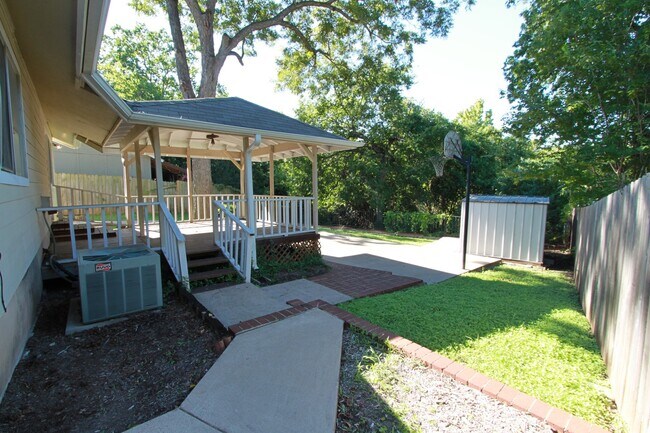 Building Photo - Southeast Austin Home with Vaulted Ceilings, Bonus Room & Private Backyard