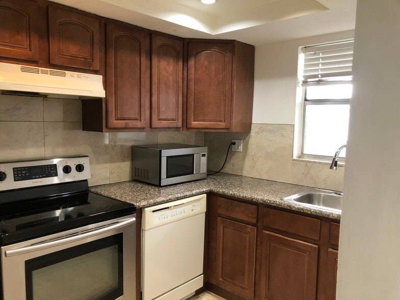 Building Photo - 9363 Fontainebleau Blvd