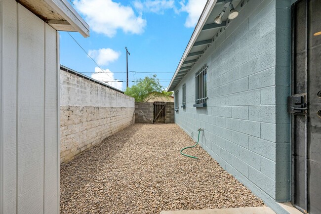 Building Photo - Charming remodeled home near UA