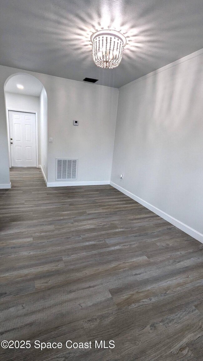 Building Photo - 702 Lund Cir